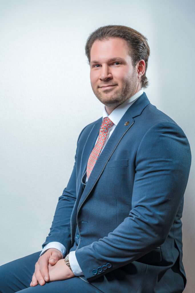 Immobilienspezialist München – Coskun Cupur im Beratungsgespräch mit Kunden