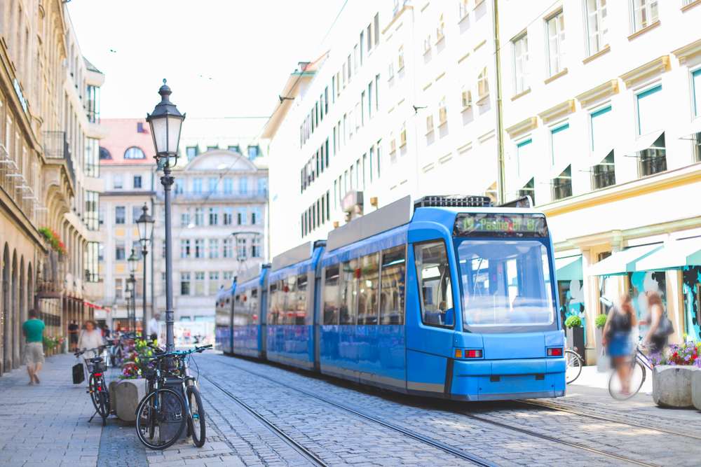 Straßenbahn in der Münchner Altstadt – sichere und familienfreundliche Infrastruktur