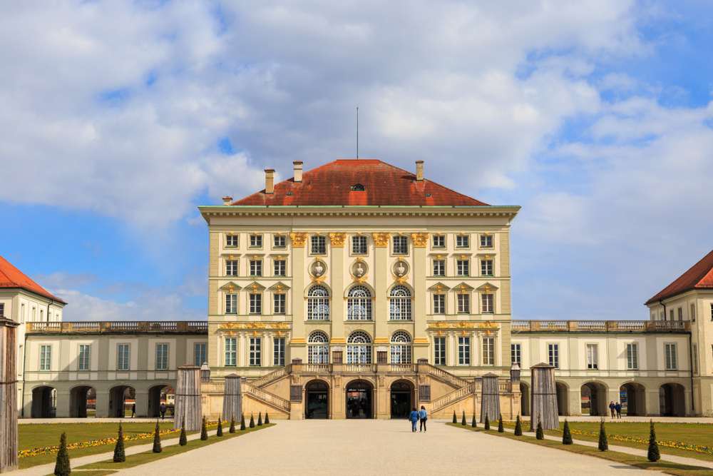 Nymphenburger Schlosspark als wichtiger Ort für das Leben in München mit Schloss und Naturkulisse