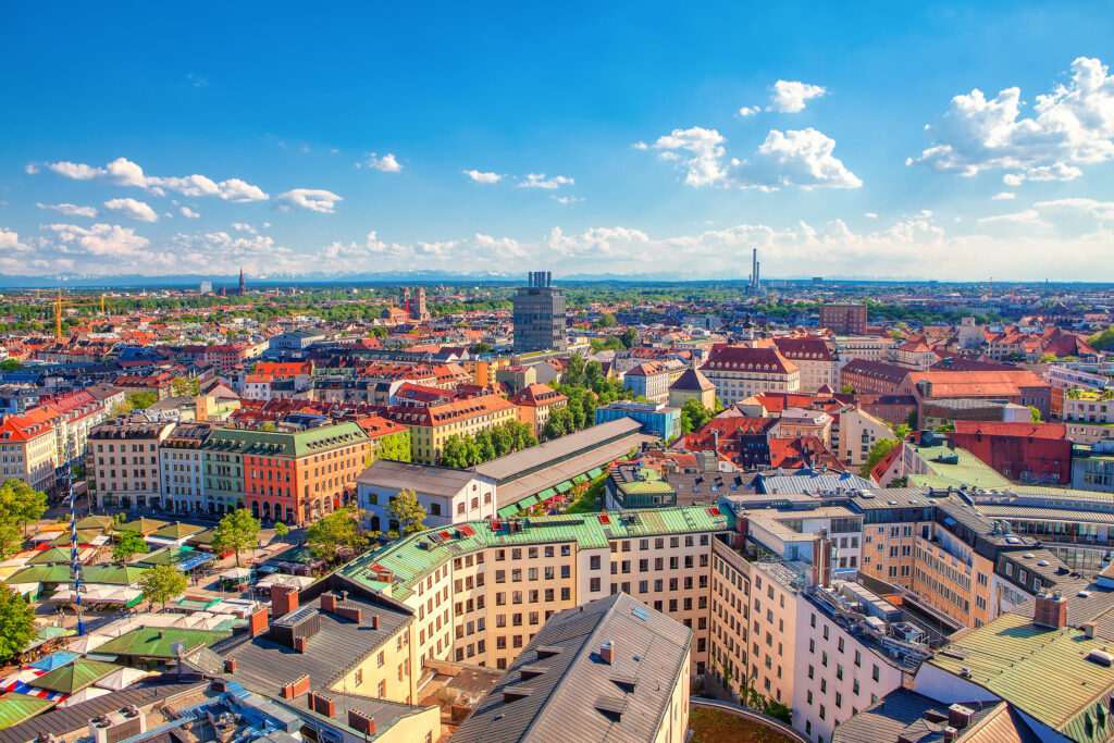 Panoramaaufnahme von München mit Wohngebäuden – stabile Immobilienpreise und Wachstum in München 2025