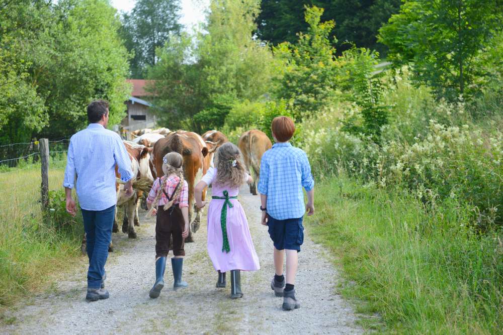 Kultur und Lebensart in München – Familie in Tracht erlebt bayerische Tradition