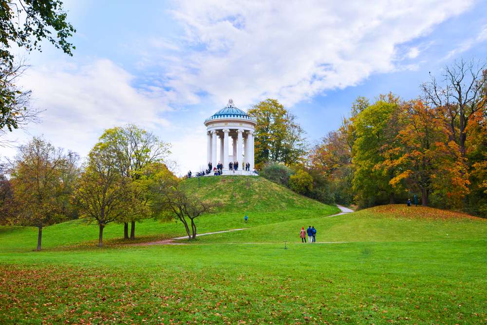 Schwabing Park mit Monopteros – Leben in München 2025 mit urbanem Flair