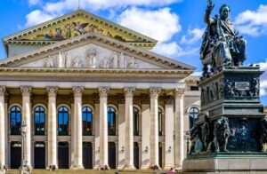 Altstadt-Lehel München mit historischem Gebäude und Denkmal – Leben in München 2025