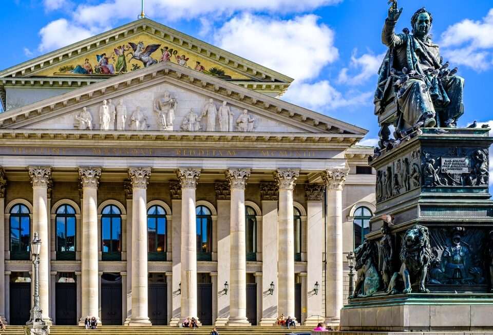 Altstadt-Lehel München mit historischem Gebäude und Denkmal – Leben in München 2025