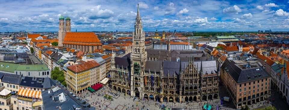 Panorama von München mit Blick auf das Rathaus und den Marienplatz – Geheimtipps zum Wohnen in München
