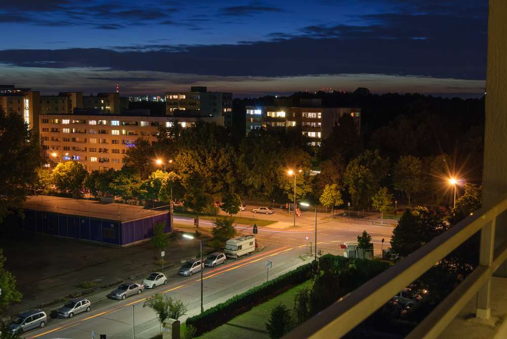 Geheimtipps zum Wohnen in München: Blick auf das urbane Wohngebiet Neuperlach bei Nacht