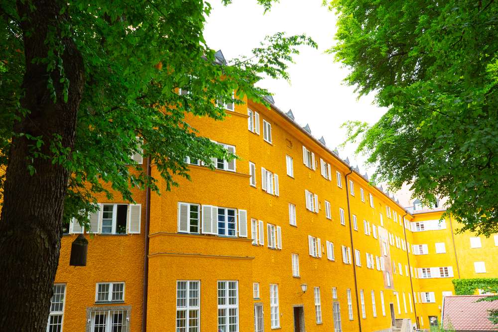 Wohngebäude in Moosach mit grüner Umgebung – attraktiver Standort für Immobilien-Wertsteigerung in München 2030.