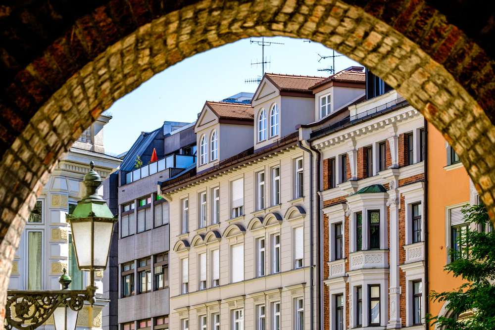 Blick auf Wohngebäude und Straßen in Sendling – wachsender Immobilienmarkt inMünchen 2030.