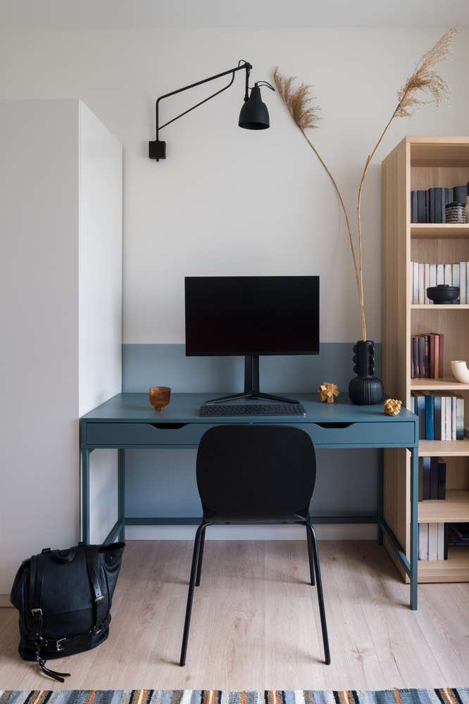 Homeoffice-Arbeitsplatz in einer modernen Münchner Wohnung