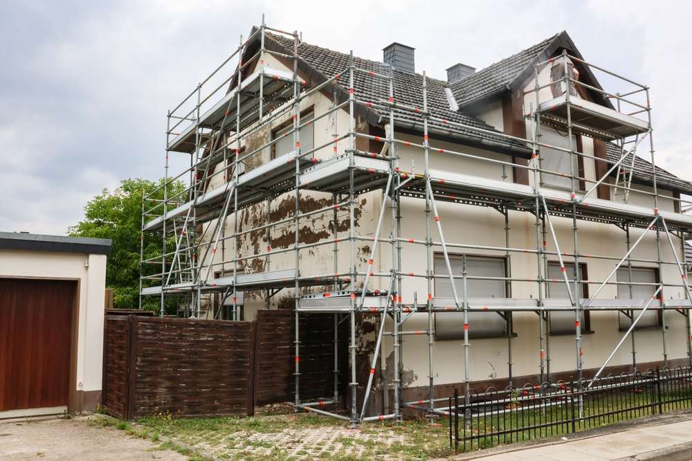 Fassade eines Hauses bei der Renovierung für Hausverkauf in München – Vorbereitung für die Vermarktung