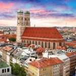 Panorama der Münchner Innenstadt mit der Frauenkirche und historischen Gebäuden – Immobilien-Wertsteigerung in München 2030 im Fokus.