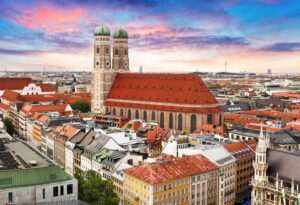 Panorama der Münchner Innenstadt mit der Frauenkirche und historischen Gebäuden – Immobilien-Wertsteigerung in München 2030 im Fokus.
