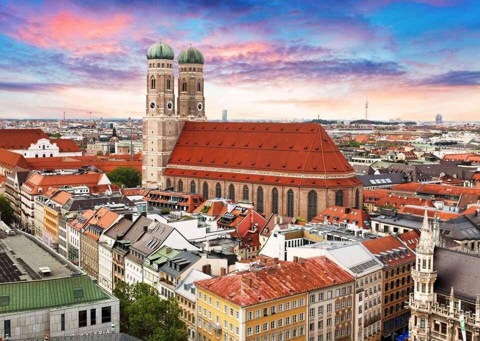 Panorama der Münchner Innenstadt mit der Frauenkirche und historischen Gebäuden – Immobilien-Wertsteigerung in München 2030 im Fokus.