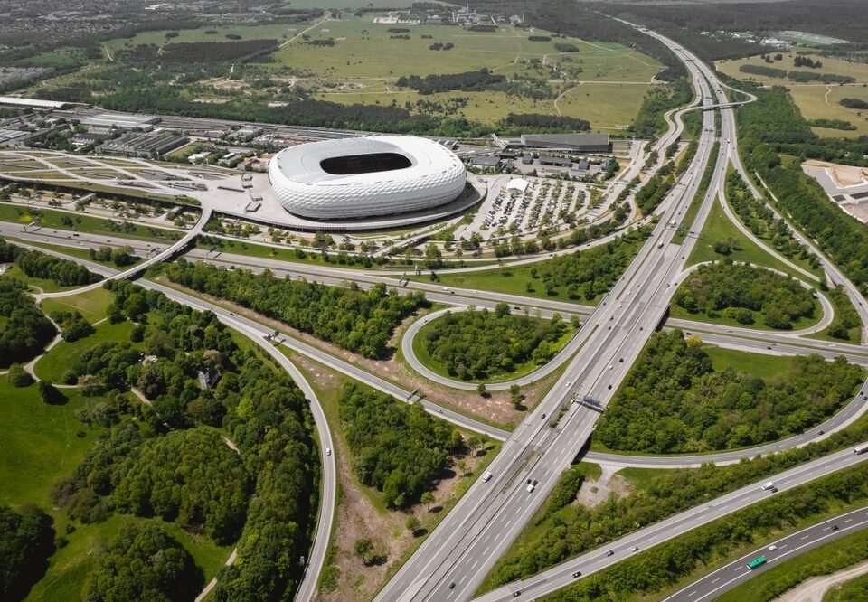 Luftaufnahme von München mit der Allianz Arena und umliegenden Verkehrsanbindungen – wirtschaftliches Zentrum im Immobilienmarkt in München
