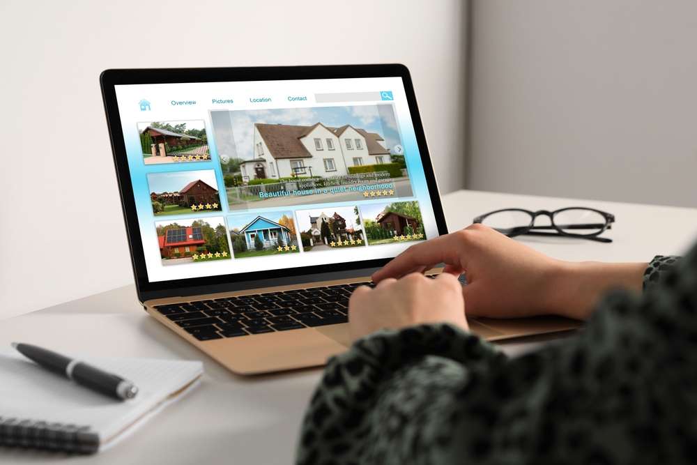 Immobiliensuche in München: Laptop mit geöffneten Online-Immobilienportalen