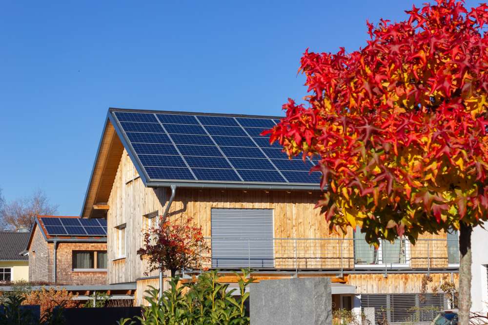 Photovoltaikanlage auf dem Dach eines modernen Wohnhauses in Bayern – Förderung durch KfW-Programme