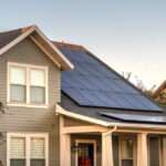 Modernes Wohnhaus mit Solaranlage auf dem Dach – nachhaltige Wohnquartiere München