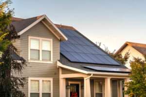 Modernes Wohnhaus mit Solaranlage auf dem Dach – nachhaltige Wohnquartiere München