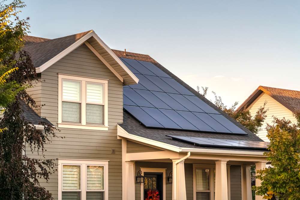 Modernes Wohnhaus mit Solaranlage auf dem Dach – nachhaltige Wohnquartiere München