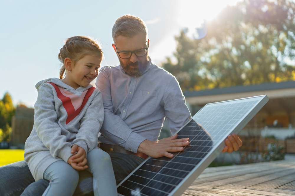 Familie plant energieeffizienten Neubau in Bayern unter Berücksichtigung staatlicher Förderprogramme