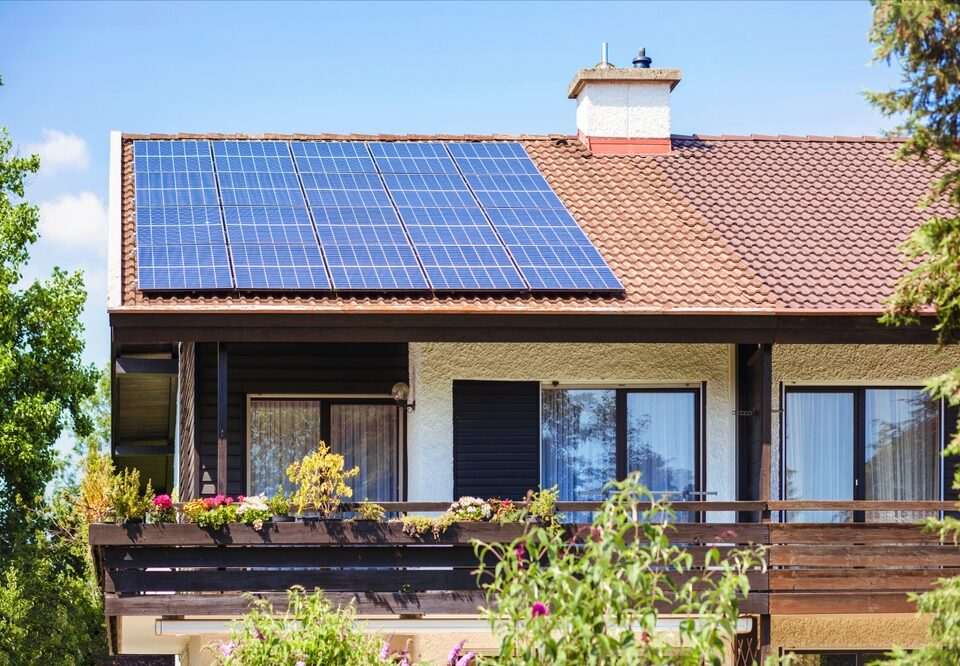Wohnhaus mit Solaranlage – nachhaltiges Bauen in München mit erneuerbaren Energien